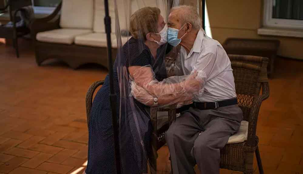 Kovid-19’un-ayırdığı-yaşlı-çift-102-gün-sonra-kavuştu