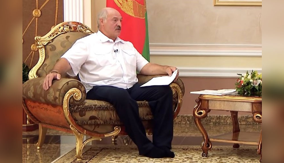 Belarus-Devlet-Başkanı-röportaja-ayakkabısız-geldi--Temizlik-görevlilerine-saygı-duyuyorum