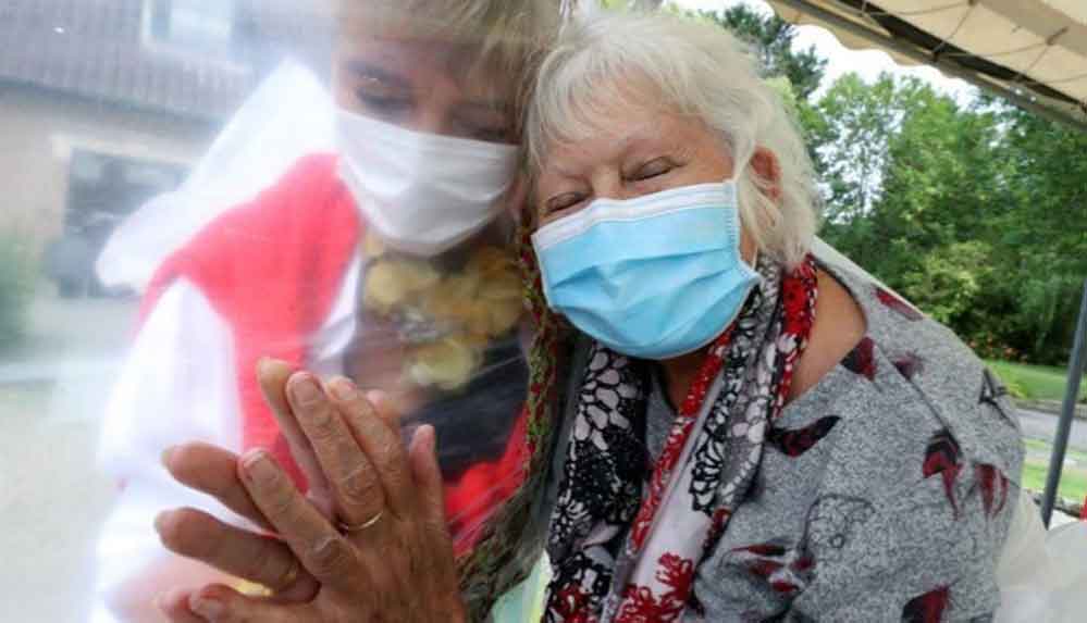 Huzurevi-sakinleri-‘sarılma-perdesi’-sayesinde-haftalar-sonra-sevdiklerine-kavuştu