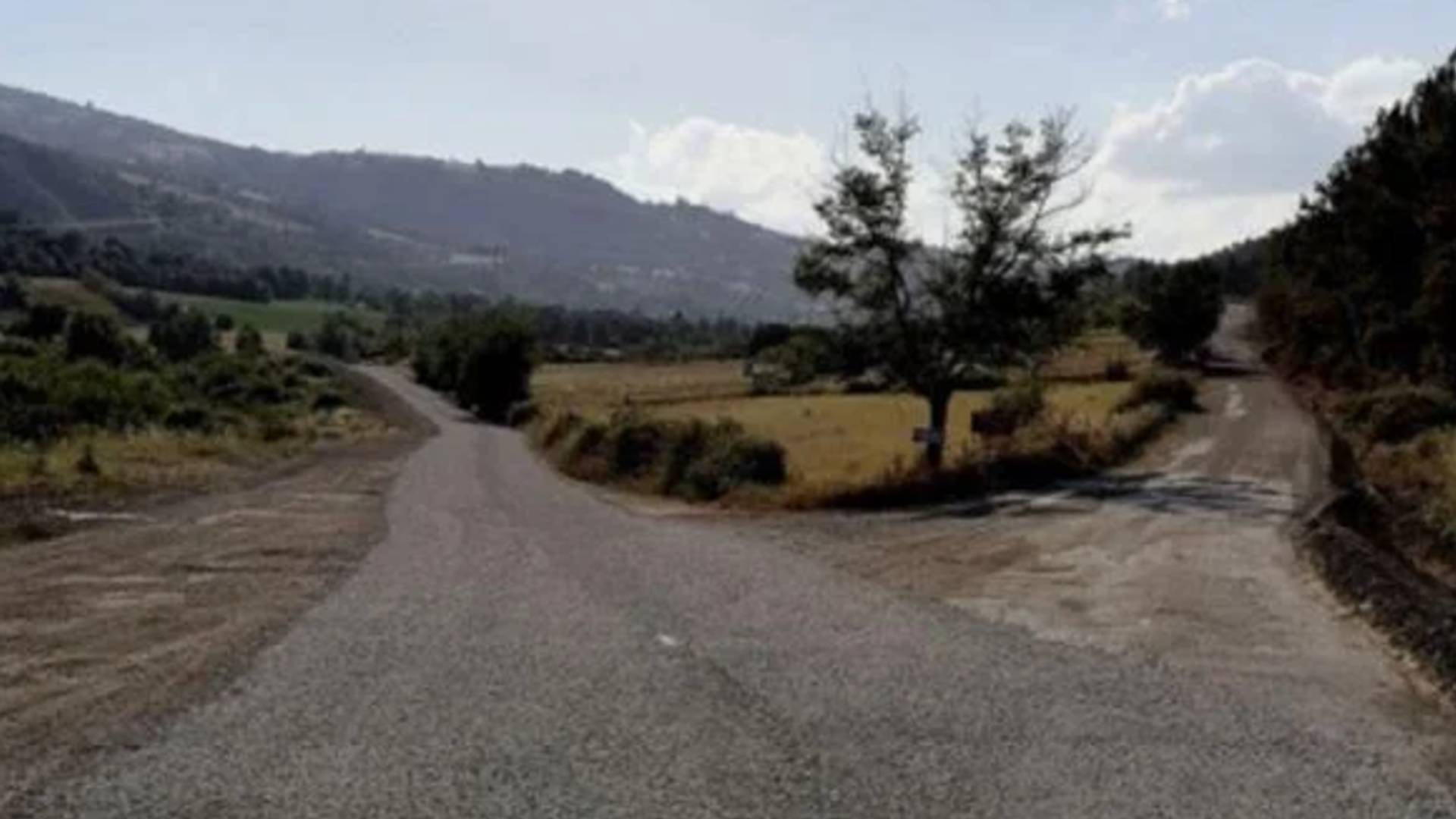 Alevi vatandaşların yaşadığı köyün yolları 20 yıldır asfaltlanmadı! 'Ne hikmetse bizim köy için ödenek çıkmıyor'