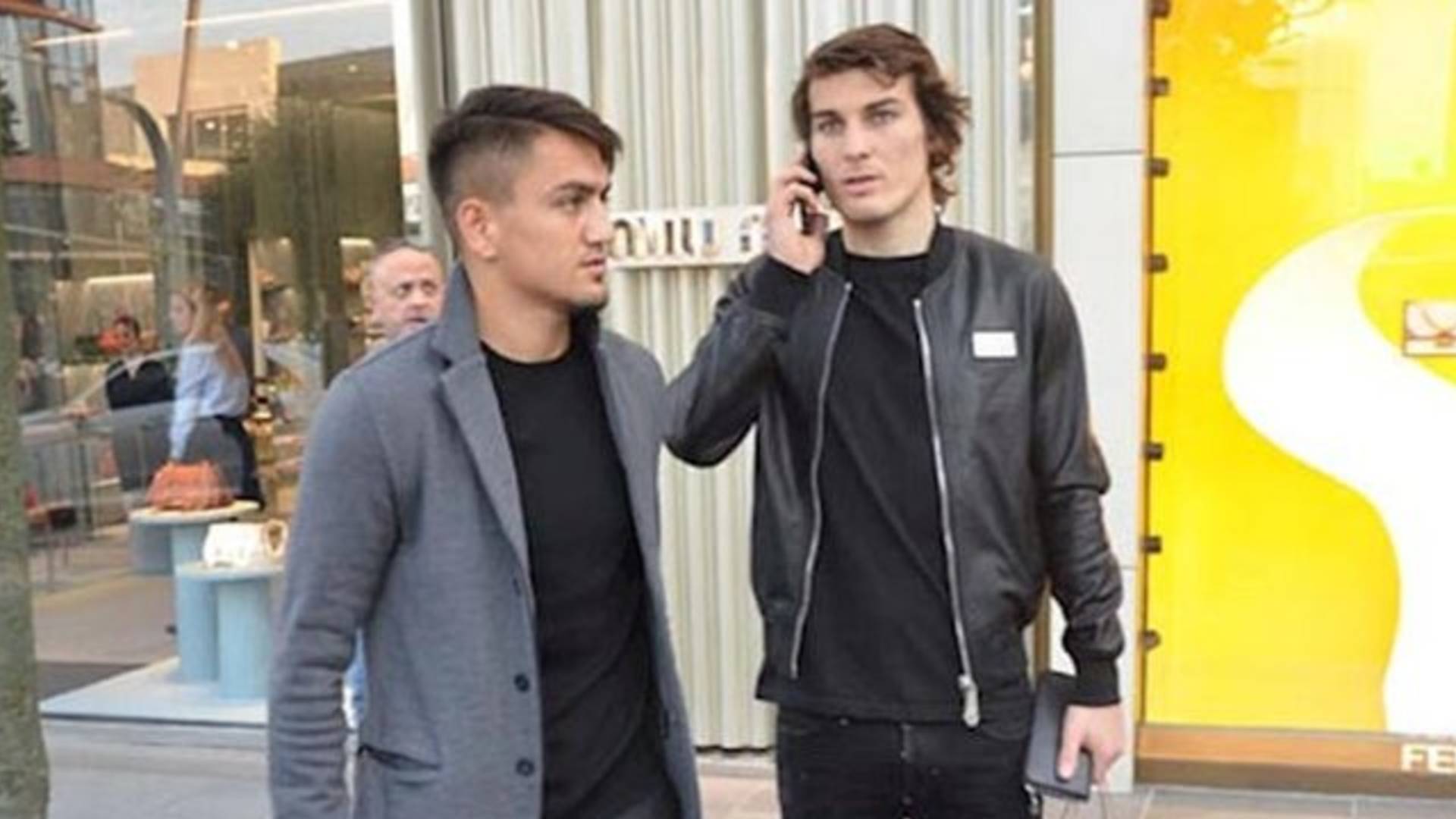 Çağlar Söyüncü'den Cengiz Ünder'e_ Havaalanında bekleyeceğim. Beni tanıman için elimdeki kağıda ne yazsam_