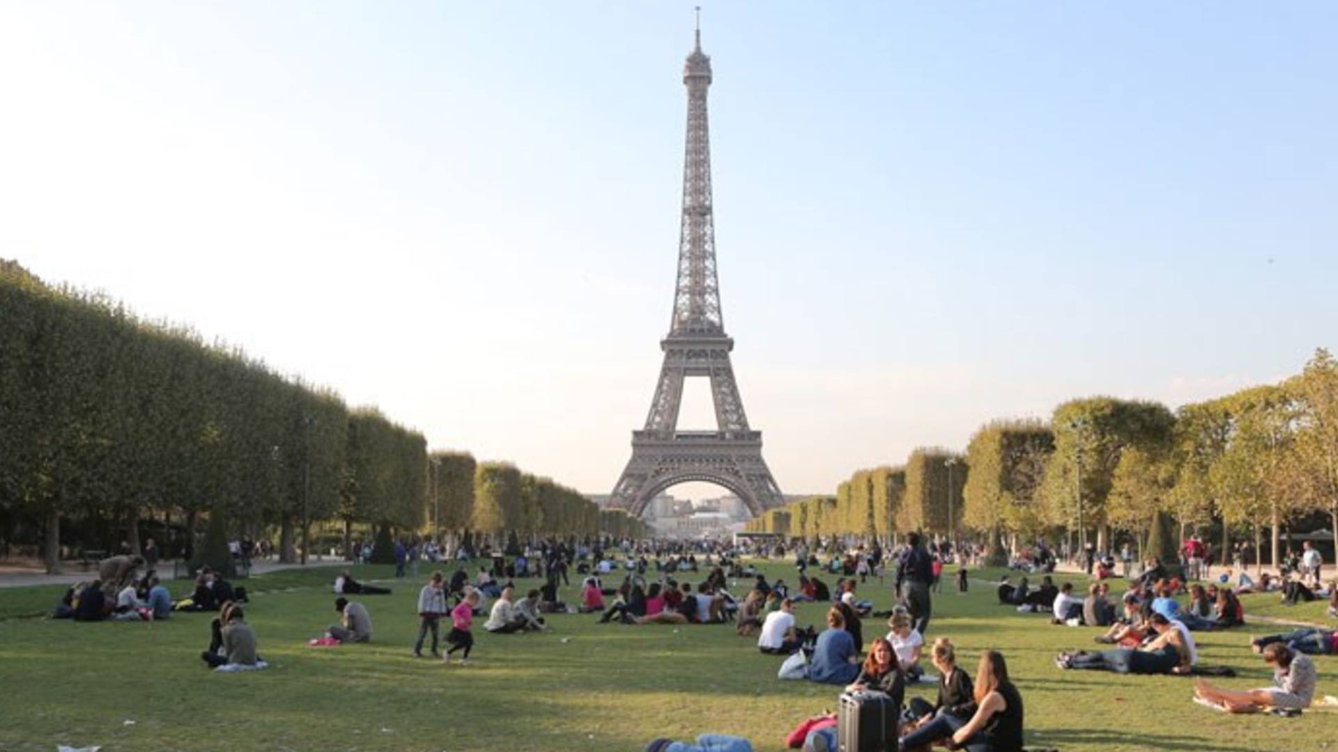 Eyfel Kulesi bomba ihbarı nedeniyle boşaltıldı
