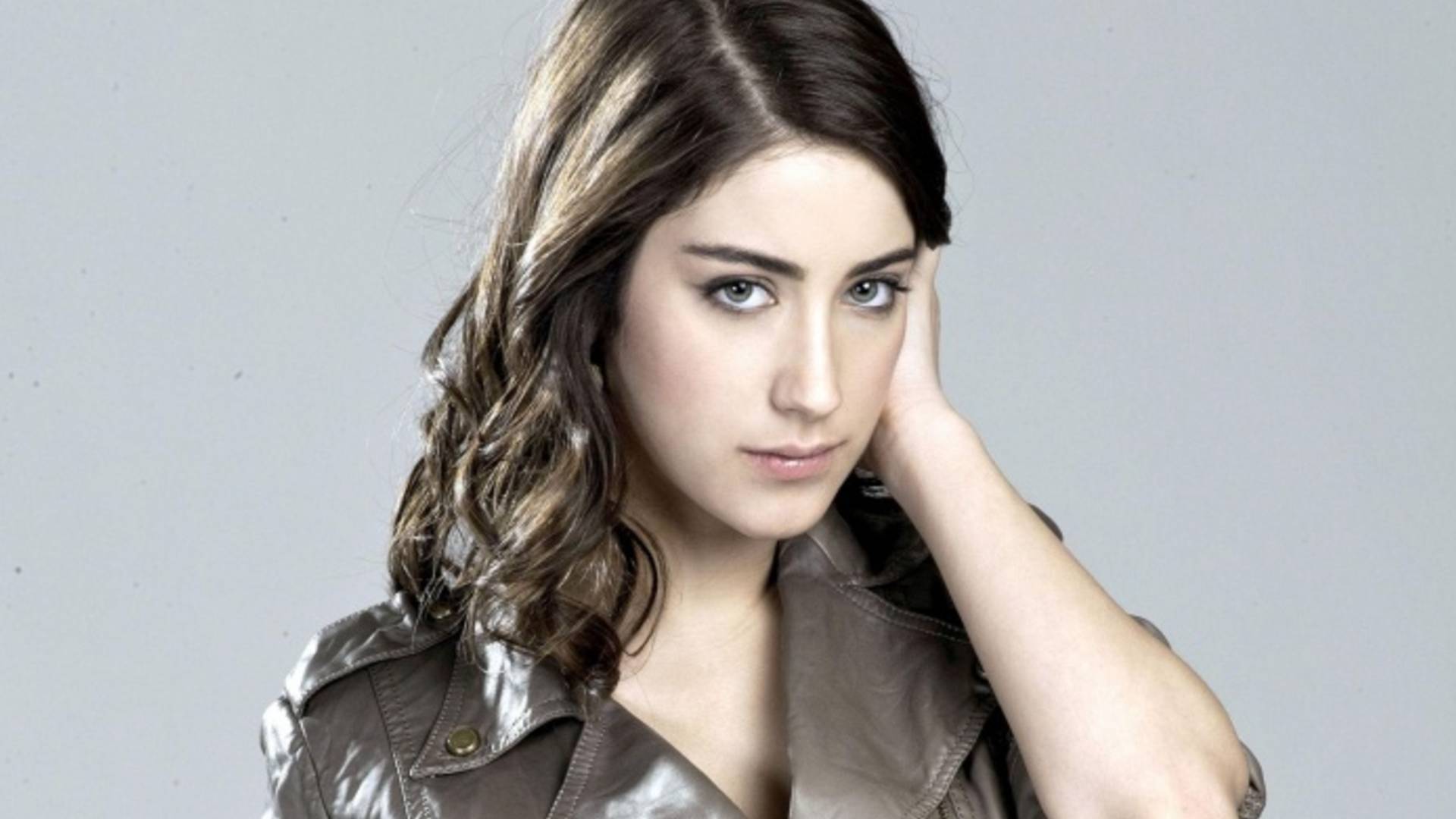 Hazal Kaya_ Oğlumun özel hayatında tercihlerine müdahale etmem; bırakın çocukları, köpeklerimizin bile sahibi değiliz