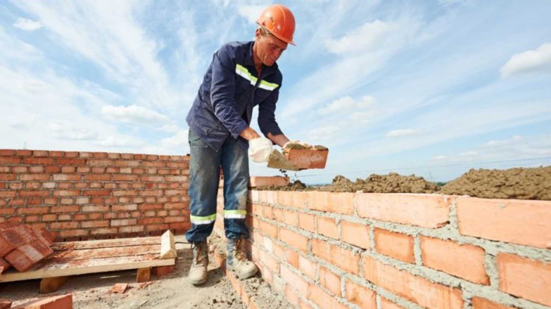İngiltere duvar ustası, kasap ve kaynakçı sıkıntısı yüzünden göçmenlere kapılarını açmayı tartışıyor.