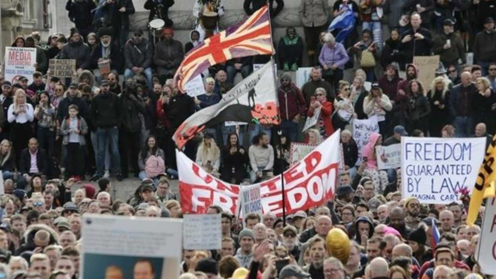 İngiltere’de Kovid-19 önlemleri karşıtı grup protesto düzenledi