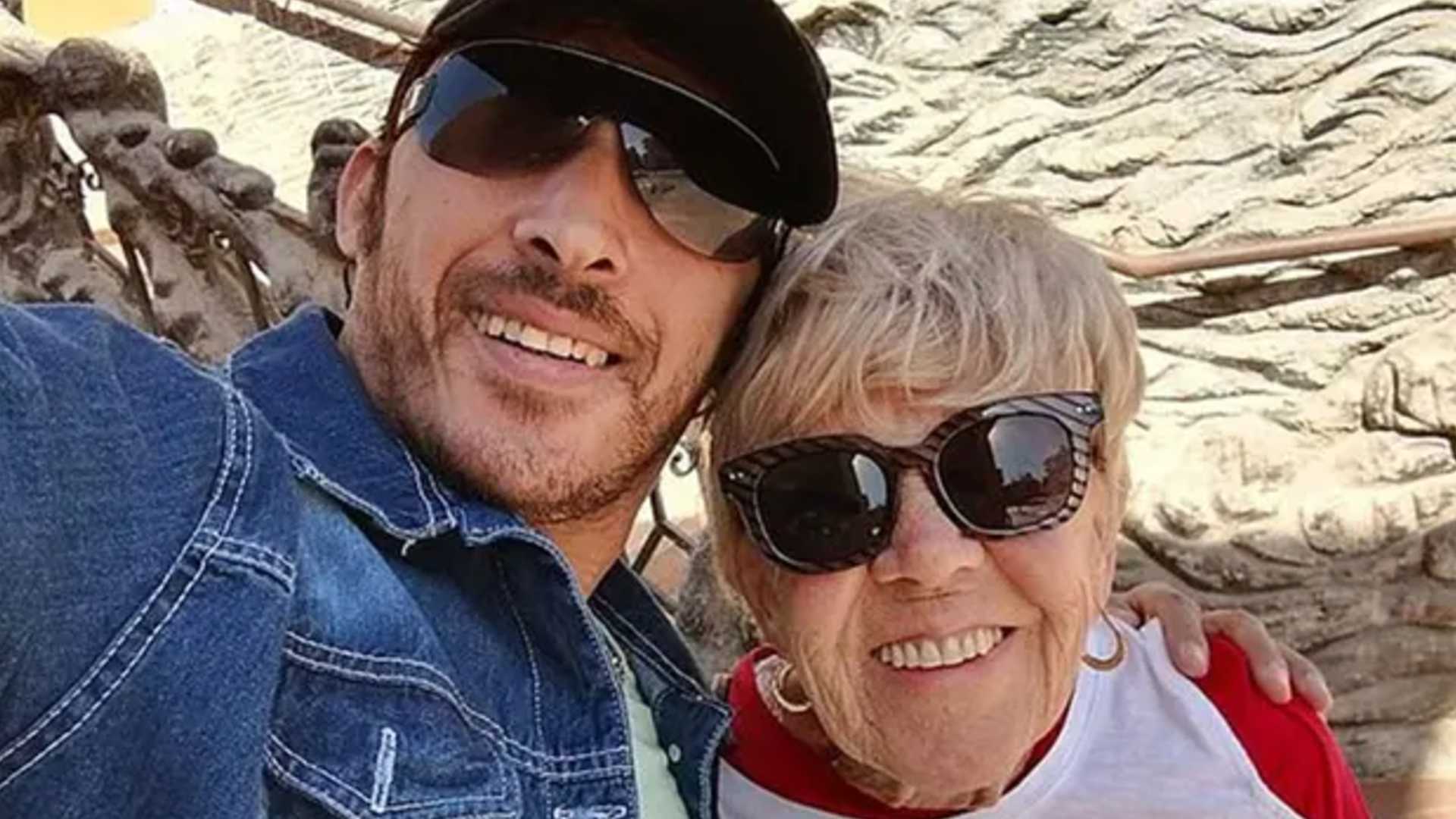 İnternetten tanıştığı 80 yaşındaki İngiliz kadınla sevgili oldu