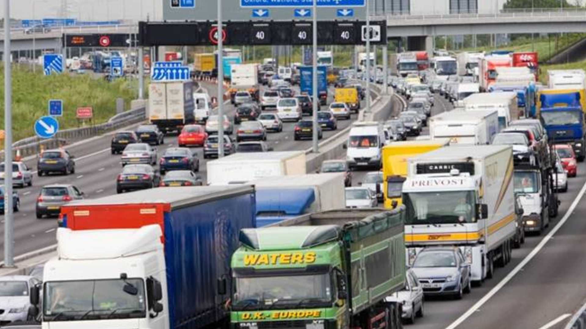 Londra M25 Otoyolu’nda otomobilin camından sarkıp Snapchat videosu çekerken otoyola düştü