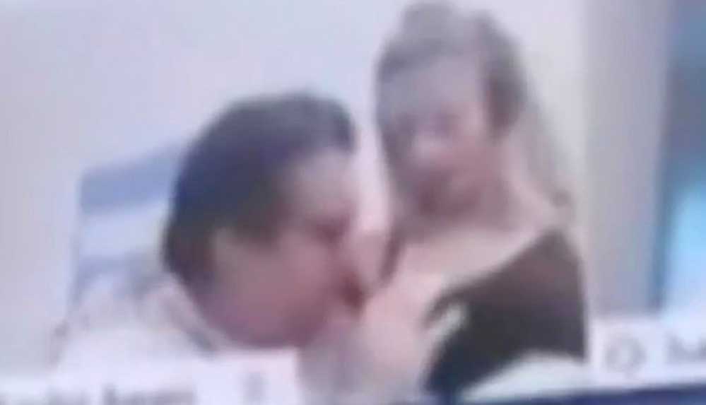 Milletvekilinden-zoom-konferansı-sırasında-partnerine-beklenmedik-hareket