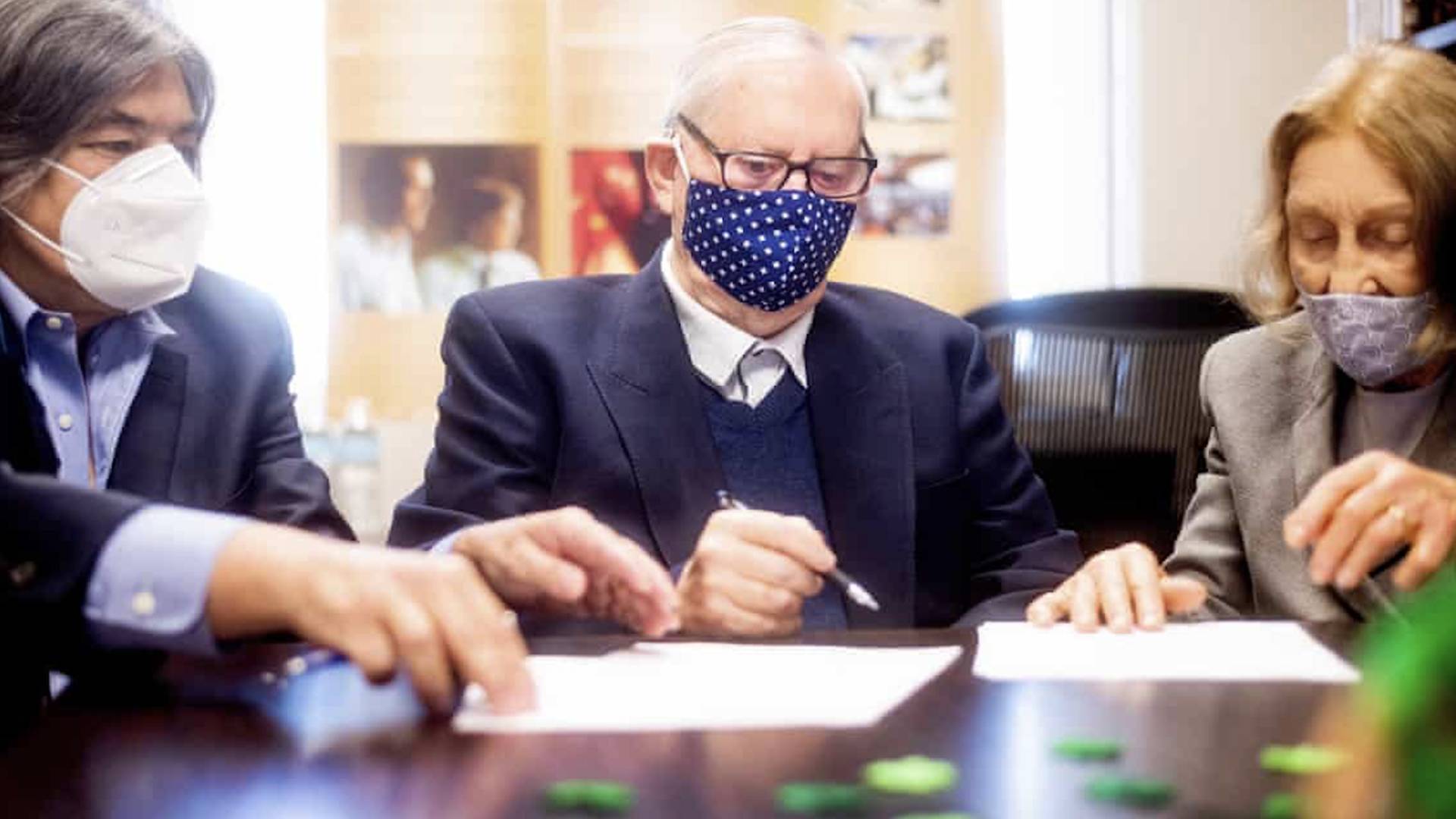 Ölmeden tüm servetini dağıttı