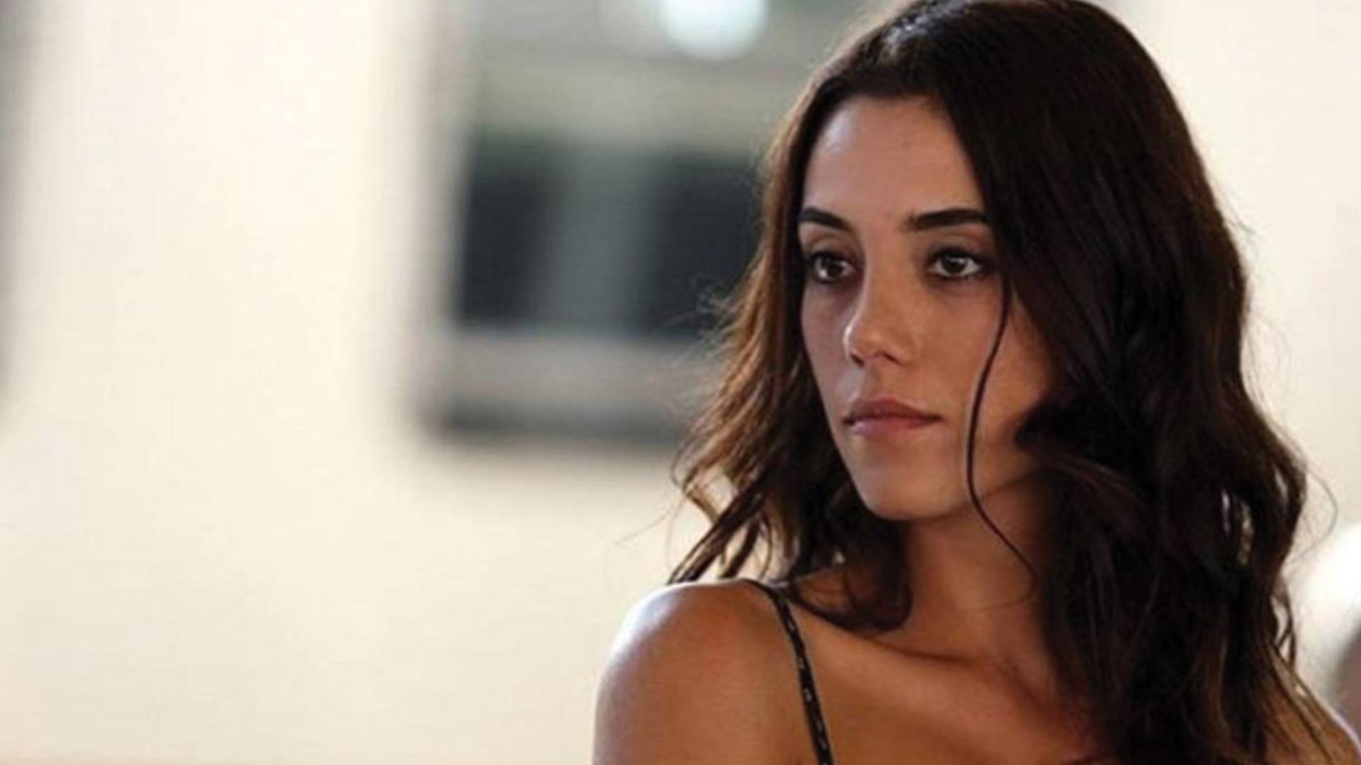 Oyuncu Cansu Dere_ O personel odasında geçirdiğim geceyi hiç unutmam!