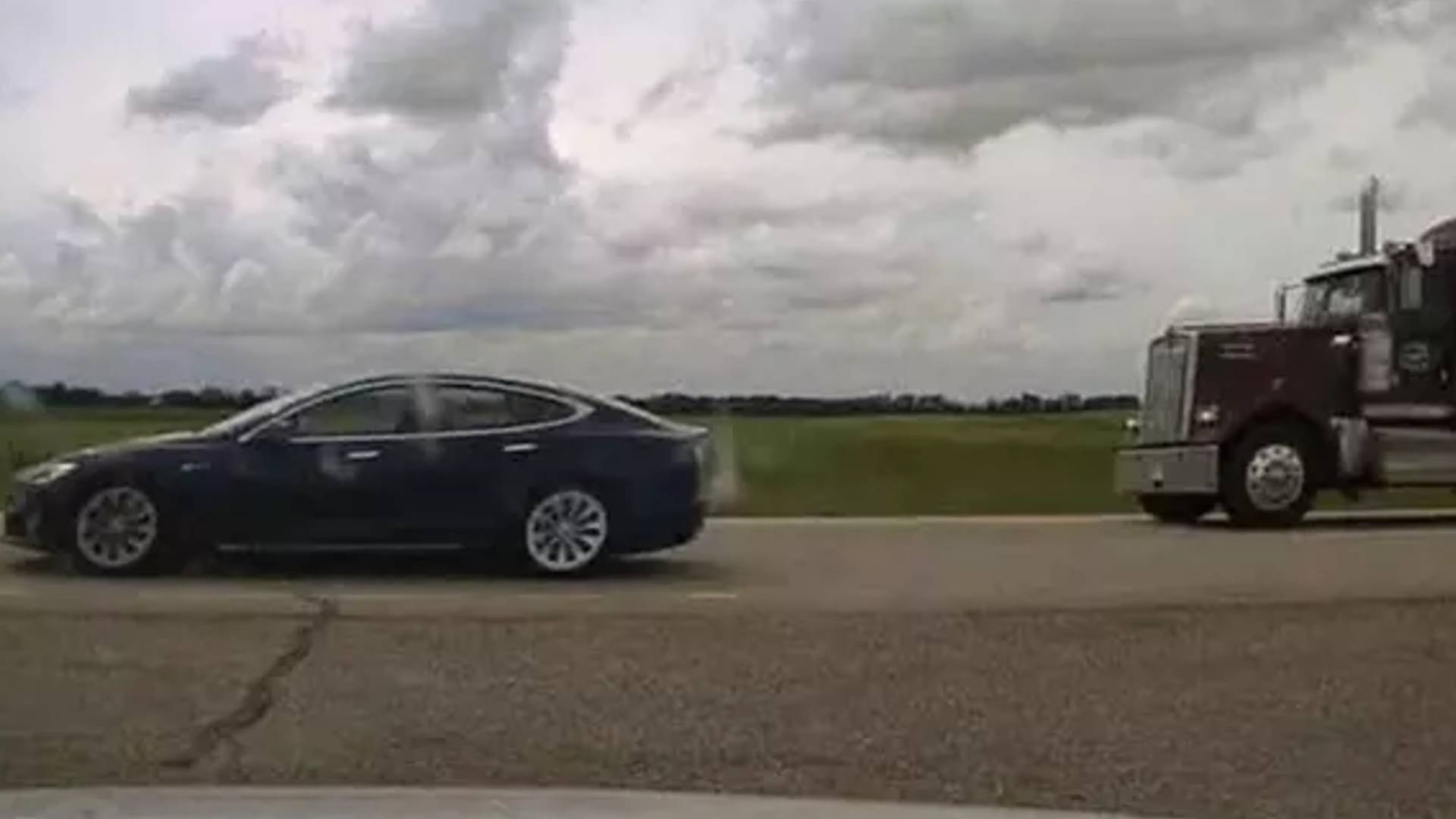 Sürücü otomatik pilota alıp uyudu! 150 kilometre hızla giderken yakalandı