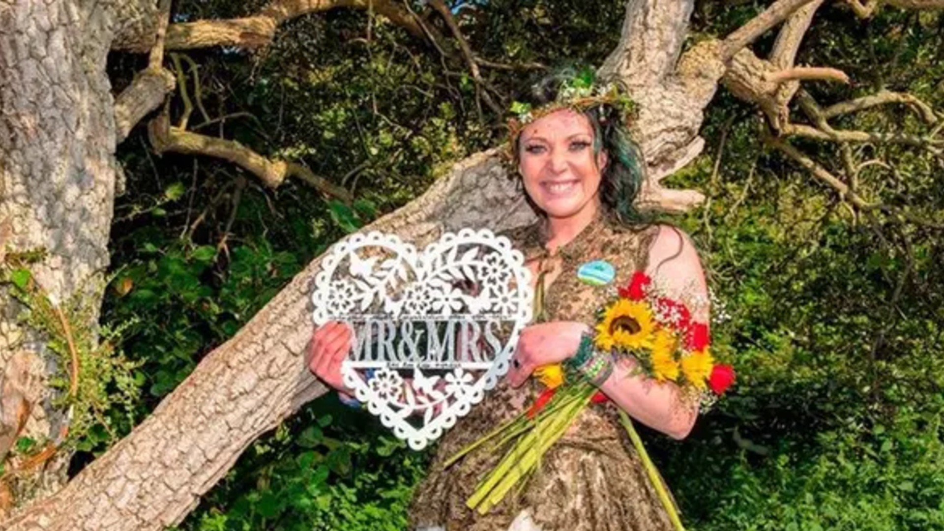 ağaçla evlenen kadın