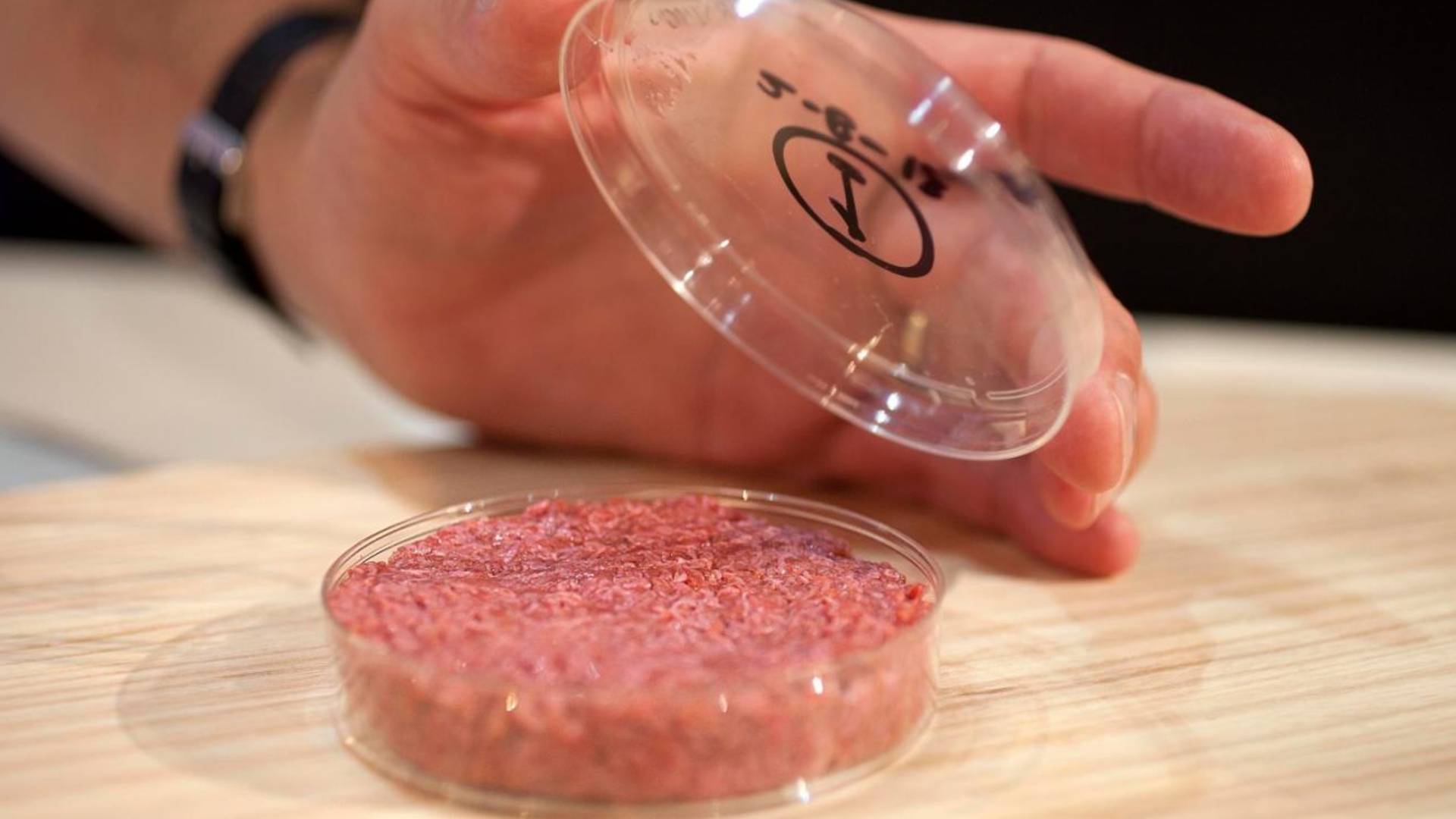 Bilim insanları 2030'da ne yiyeceğimizi tahmin etti_ Laboratuvar etleri ve böcekli pizzalar