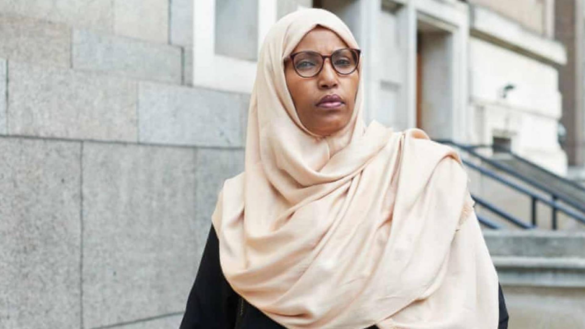 Birleşik Krallık'ın ilk başörtülü belediye başkanı, ırkçılıkla suçladığı İşçi Partisi'nden istifa etti