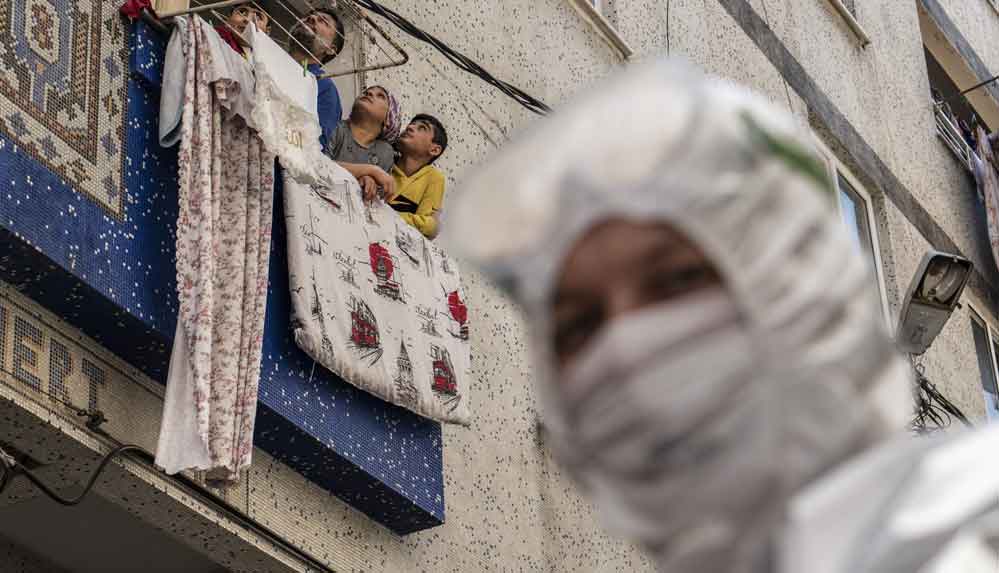 Covid-19-hastası,-tartıştığı-komşusunun-dokuz-yaşındaki-çocuğunun-yüzüne-tükürdü