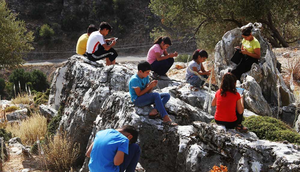Derse-bağlanmak-için-dağa-çıkıyor--'Yarısının-interneti,-yarısının-telefonu-yok'-1