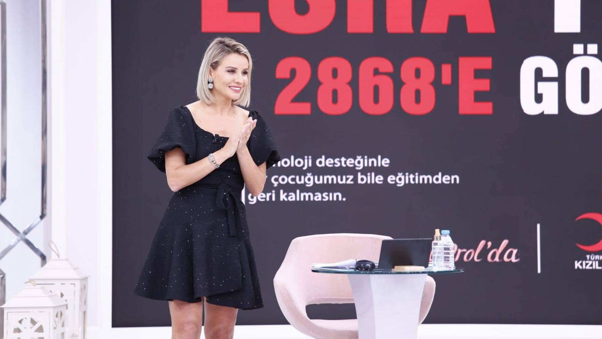 Esra Erol, Türk Kızılayı ile birlikte “Uzaktan eğitime yakın destek” projesini başlattı.