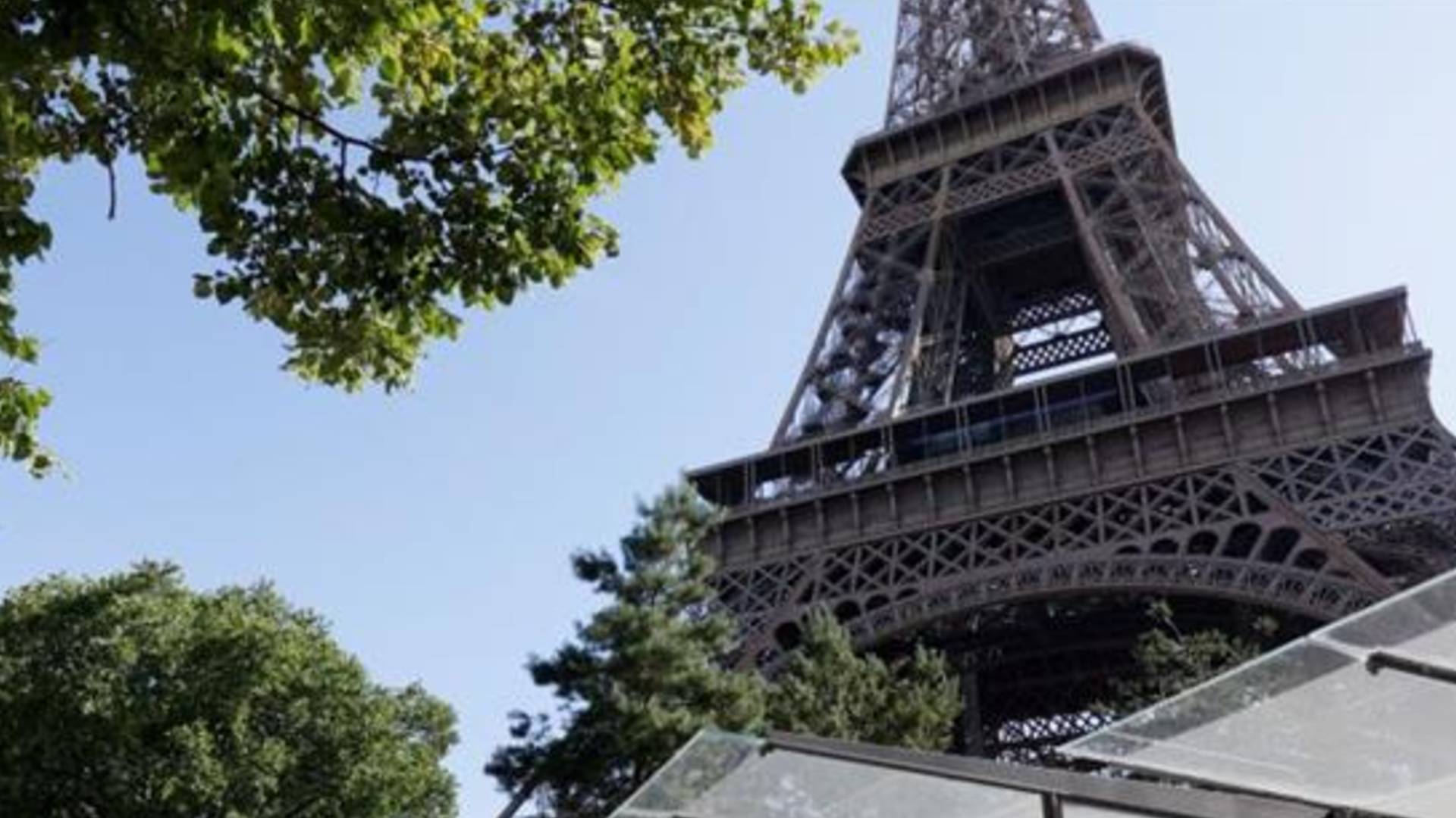 Eyfel Kulesi'nde iki Müslüman kadın, kendilerine 'Pis Araplar' diye bağıran iki kadın tarafından bıçaklandı