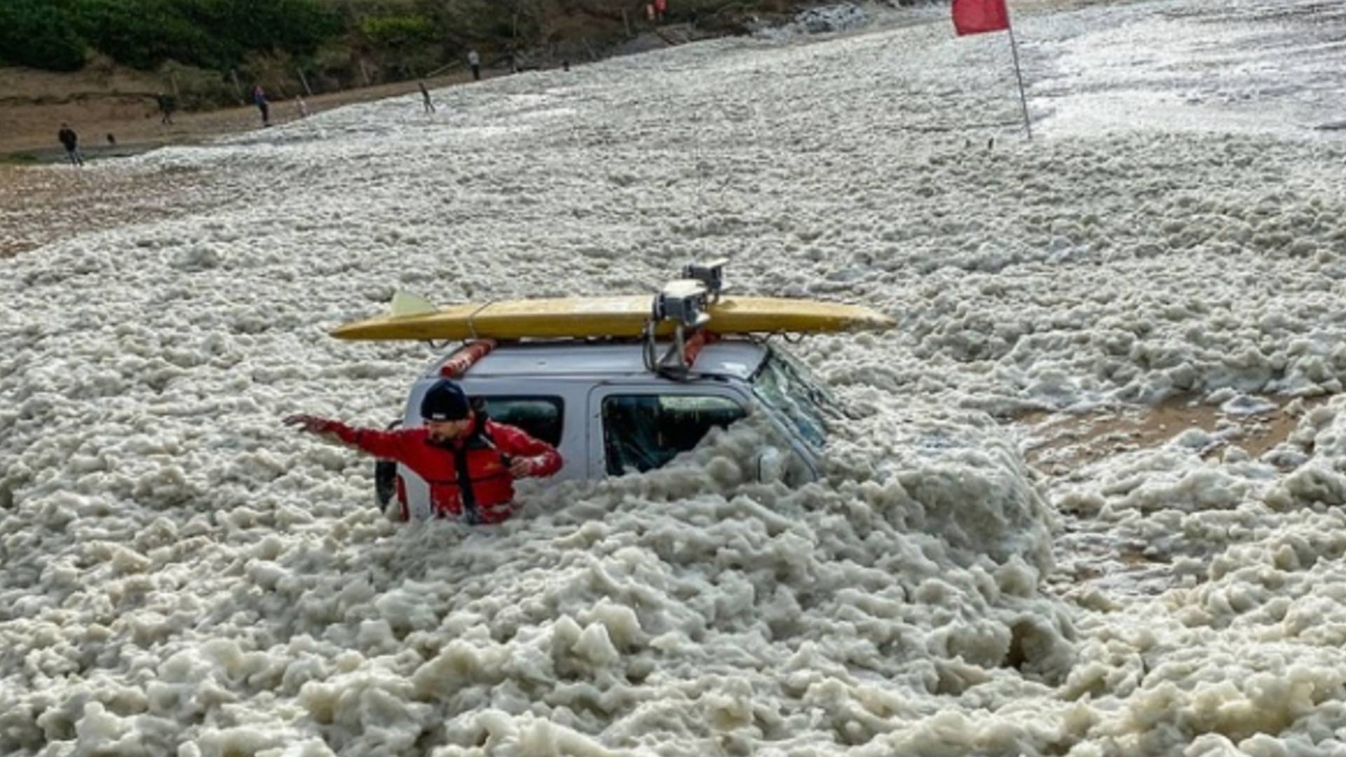 Fırtına ve yağış sonrası İngiltere sahilleri köpükle kaplandı