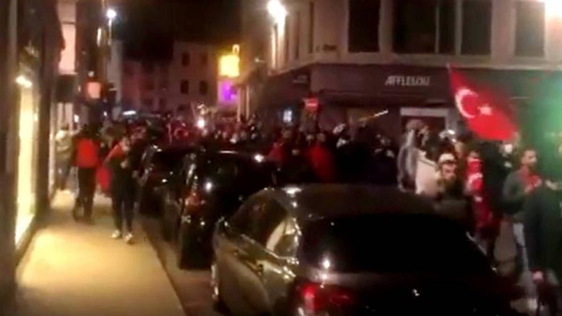 Fransa'da Türkler sokağa indi