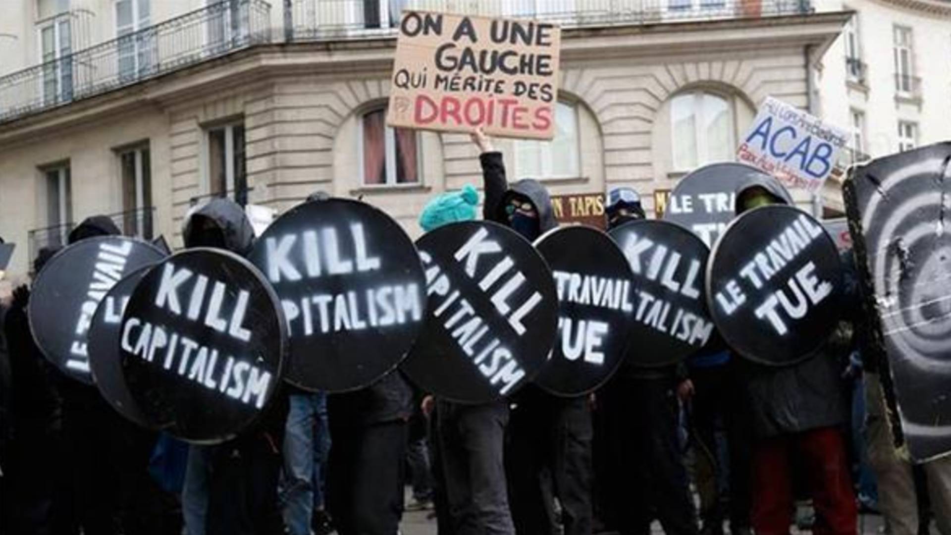 İngiliz gençlerden Johnson'a anti-kapitalist çıkış