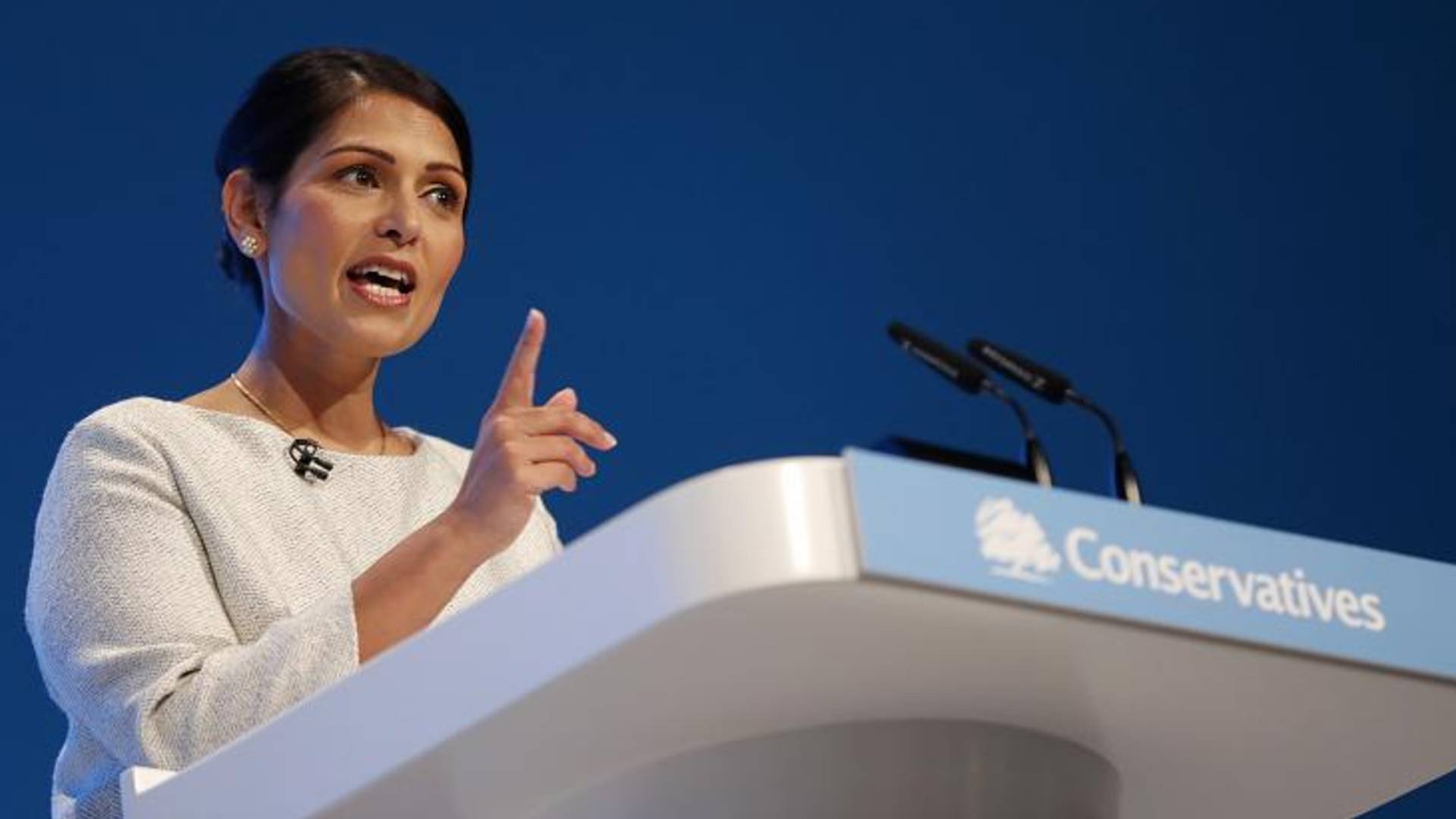 İngiltere, en az bir yıl hapis cezası alan AB vatandaşlarının ülkeye girişini yasaklıyor