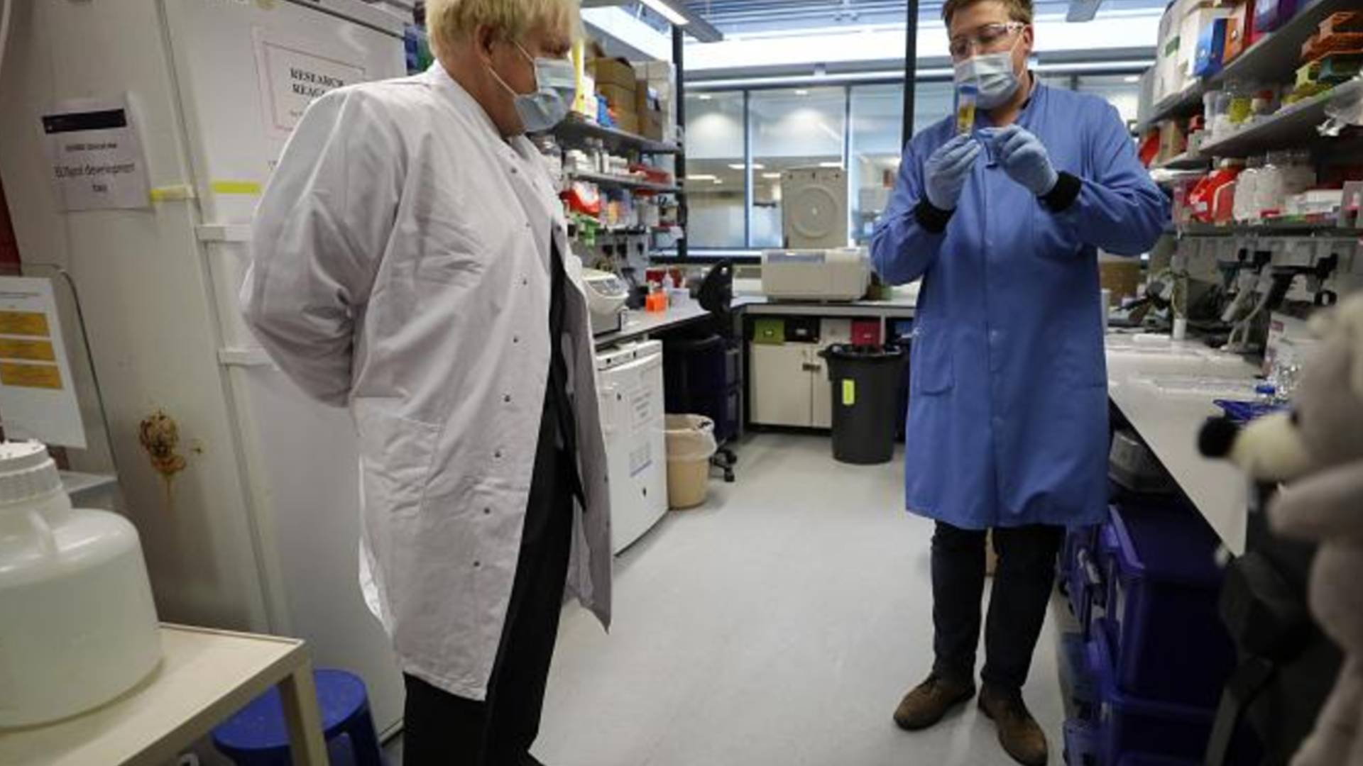 İngiltere'de Covid-19 aşısıyla ilgili çalışmaları istihbarat ajanları koruyor