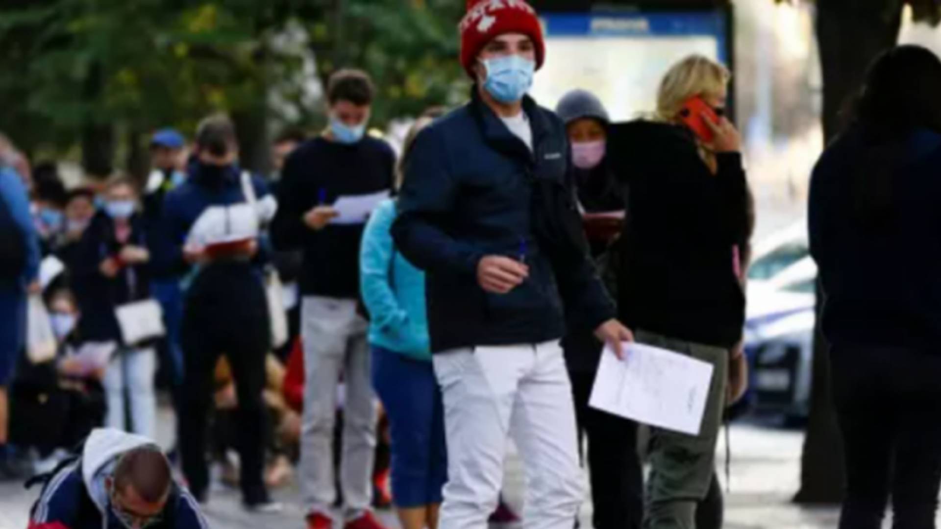 İngiltere'de binlerce insan sıraya girdi! _Bana koronavirüs bulaştırın_