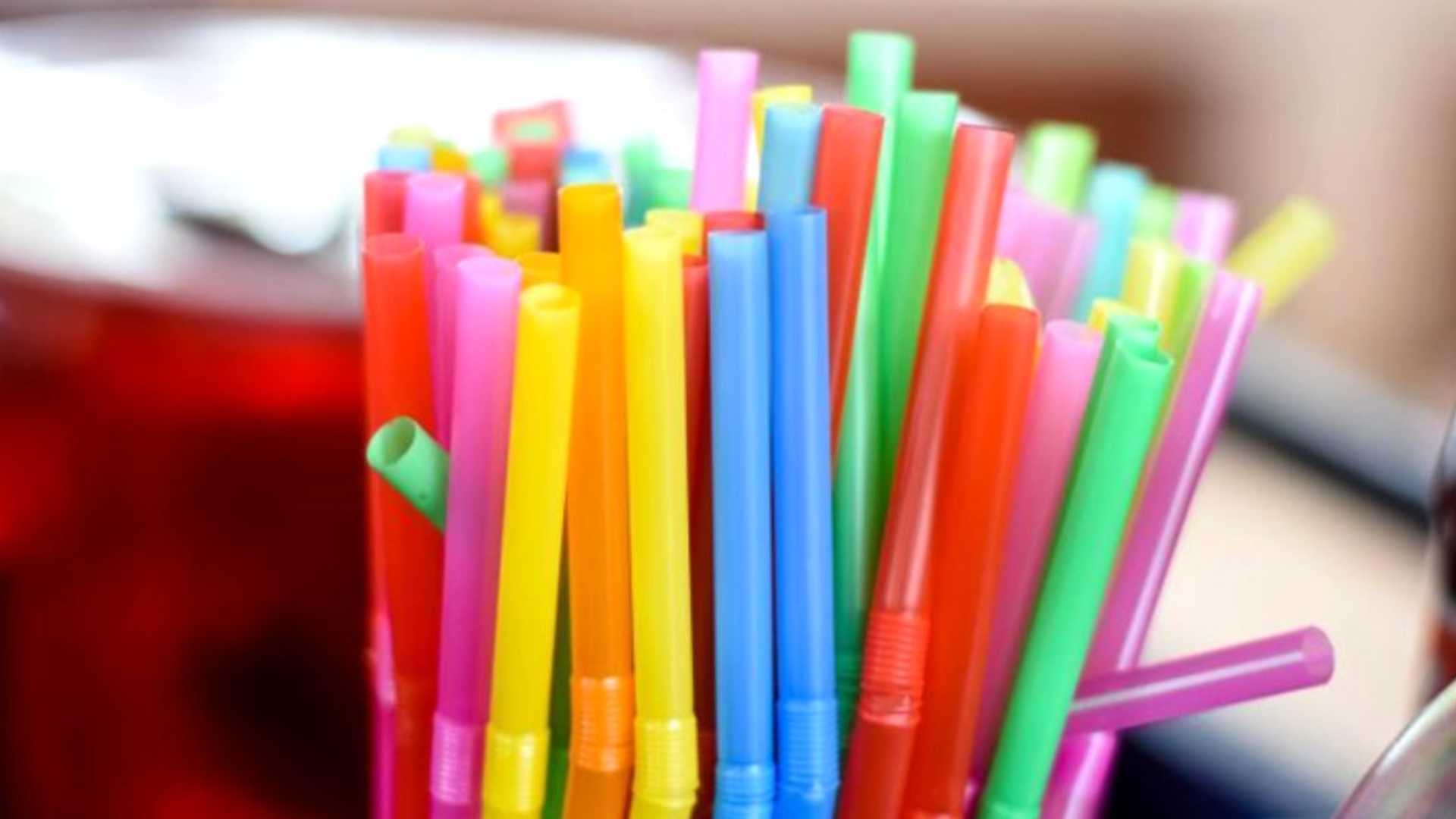 İngiltere'de bugünden itibaren plastik pipet ve kulak temizleme çubuklarının satışı yasak