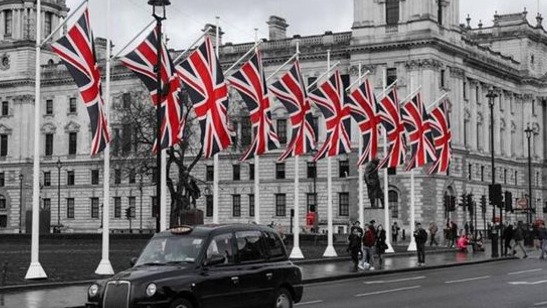İngiltere'de eylül ayında toplam araç satışı aylık bazda yüzde 4,4 azalarak son 21 yılın en düşük seviyesine geriledi.