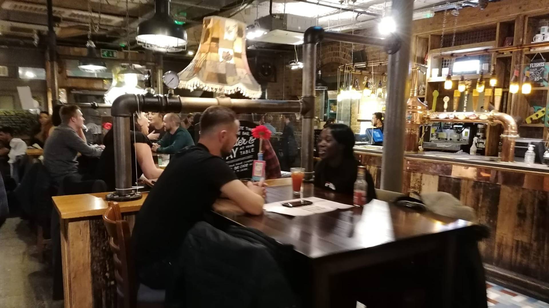 İngiltere'de ihale bar ve restoranlara kaldı. Hükümete göre vakaların üçte birinin sorumlusu onlar