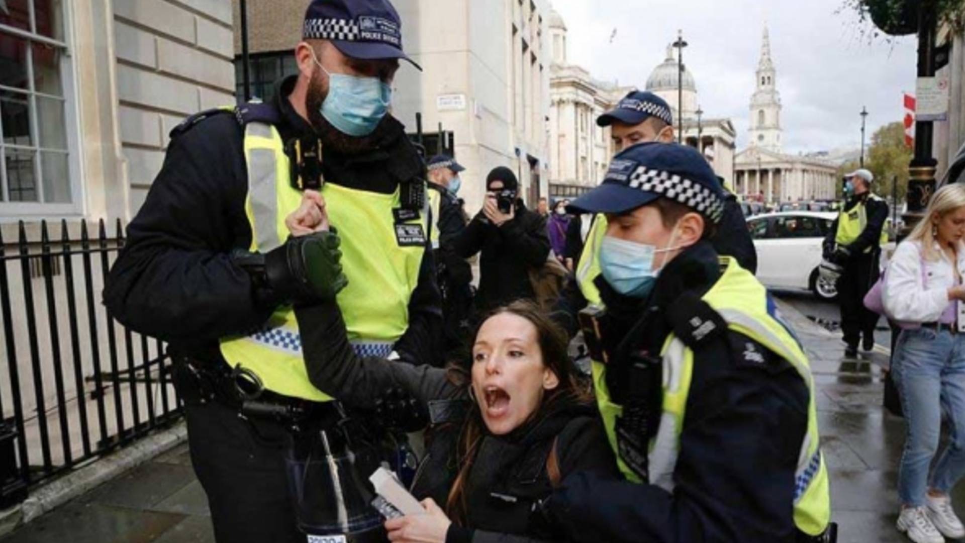 İngiltere'de polis COVID-19 önlemleri karşıtı gösteriye müdahale etti