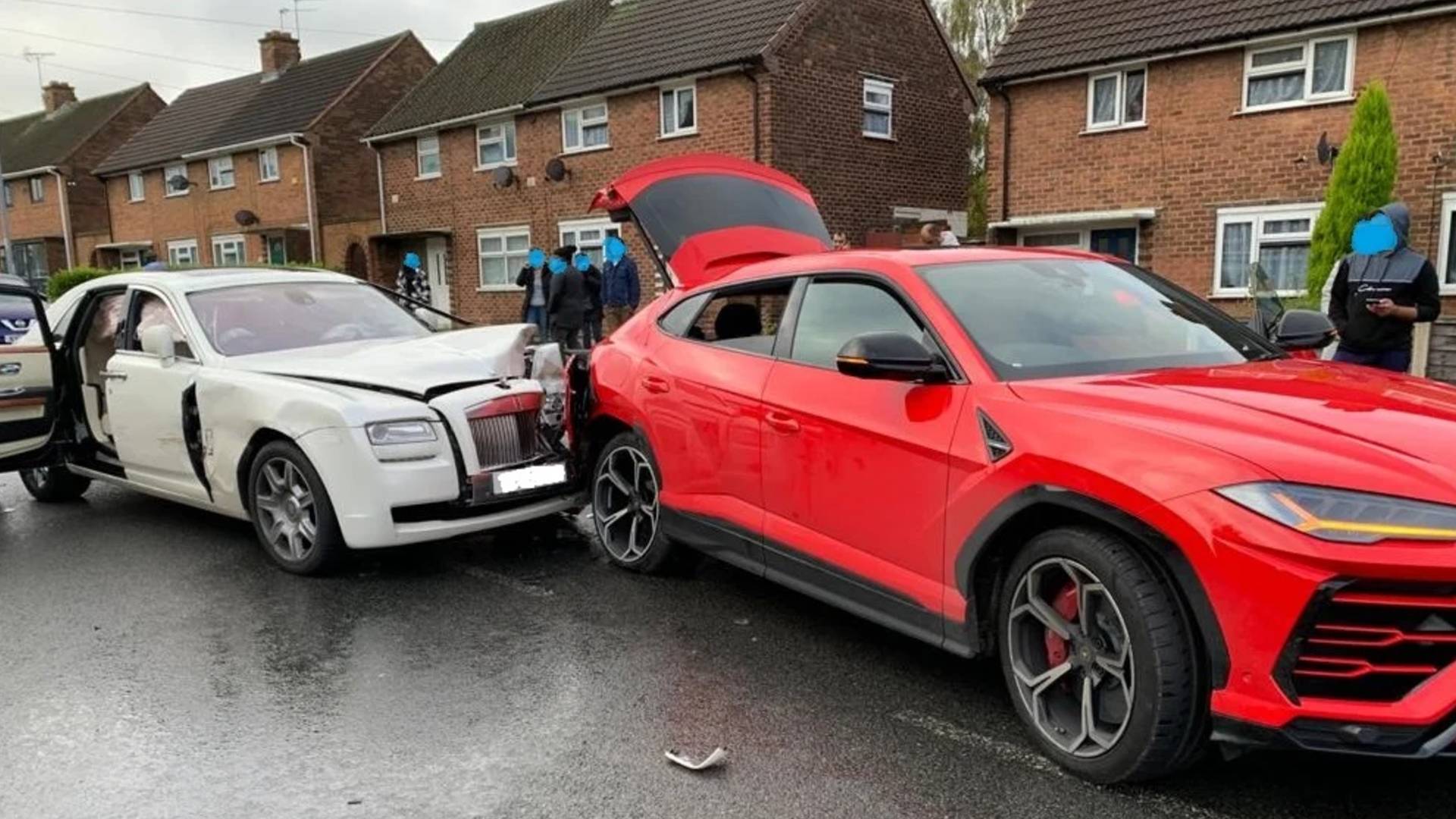İngiltere’de son zamanların en ‘pahalı’ kazası_ Rolls-Royce ile Lamborghini birbirine girdi