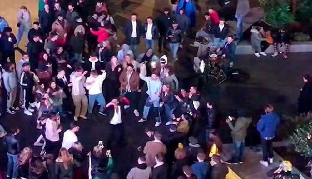 İngiltere'de-Leicester-Meydanı'nda-koronavirüs-partisi-1