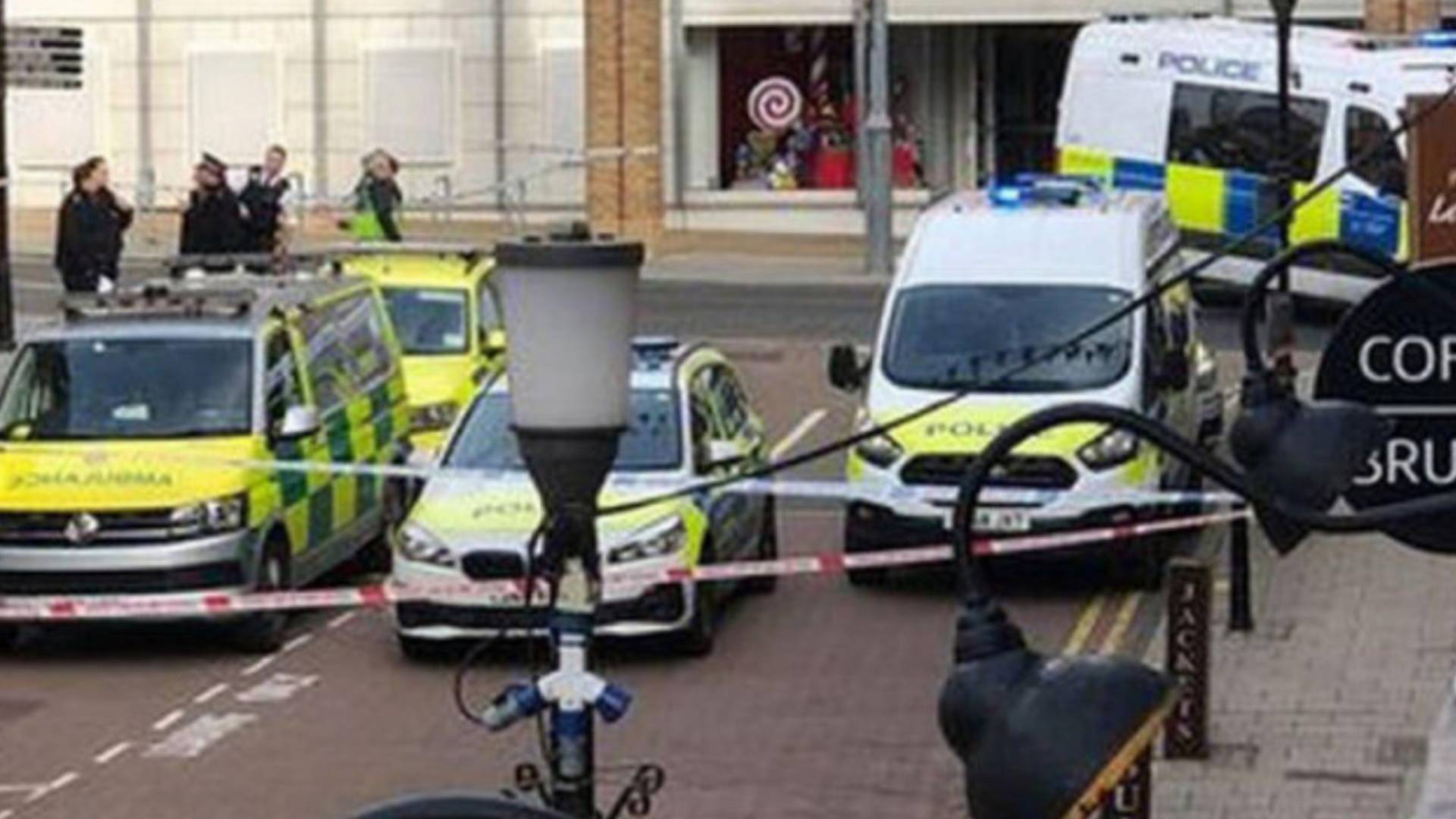 Kingston'da bomba ihbarı caddeyi boşalttı