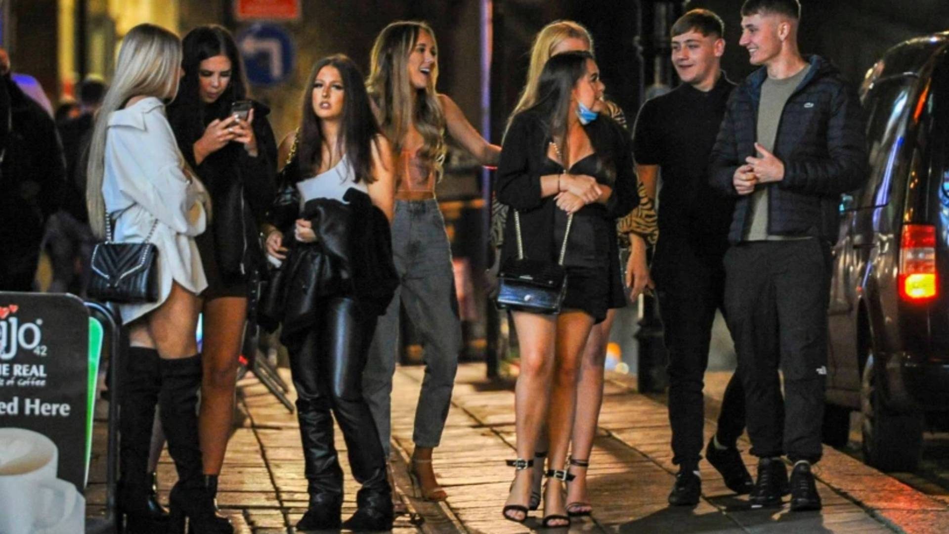 Liverpool'da barlar çarşamba gününden itibaren bir ay kapatılıyor