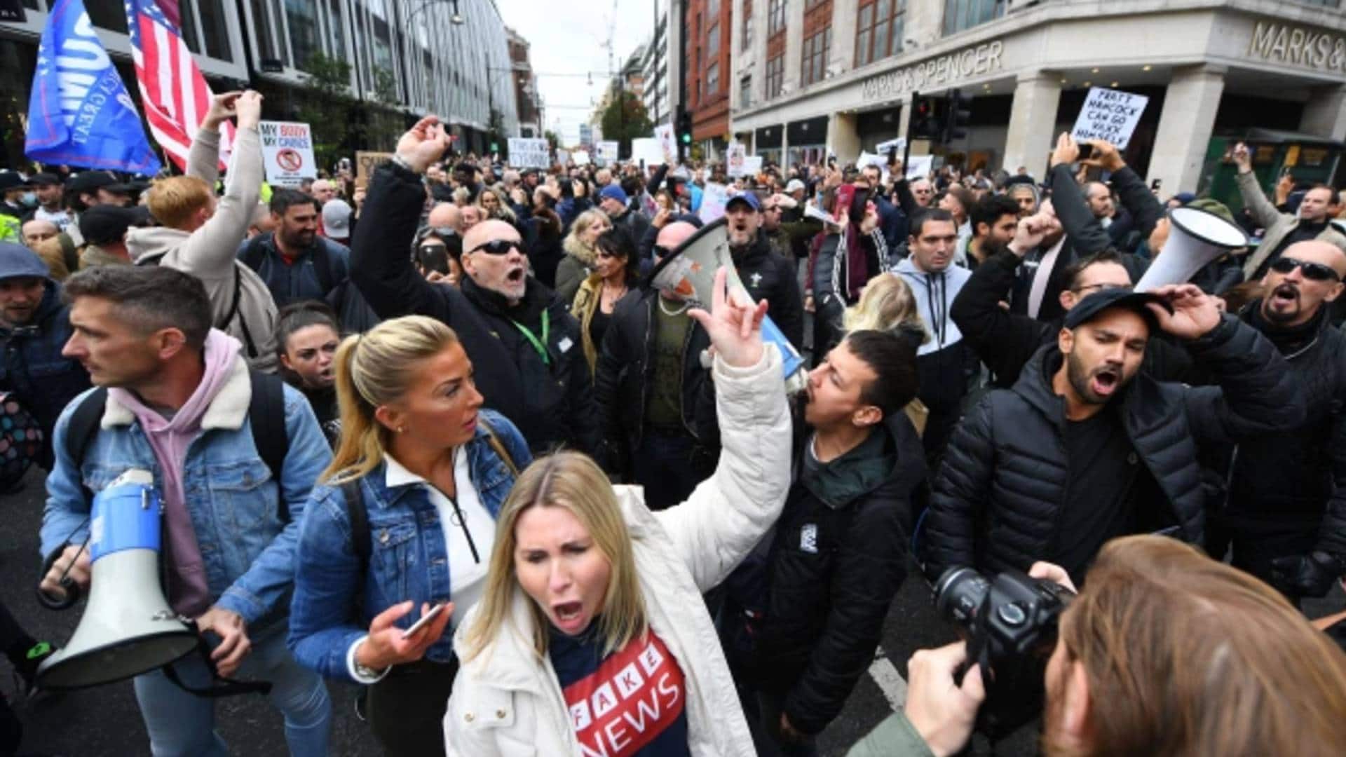 Londra'da binlerce maske karşıtı protestocu 'Özgürlük' çağrısı yaptı