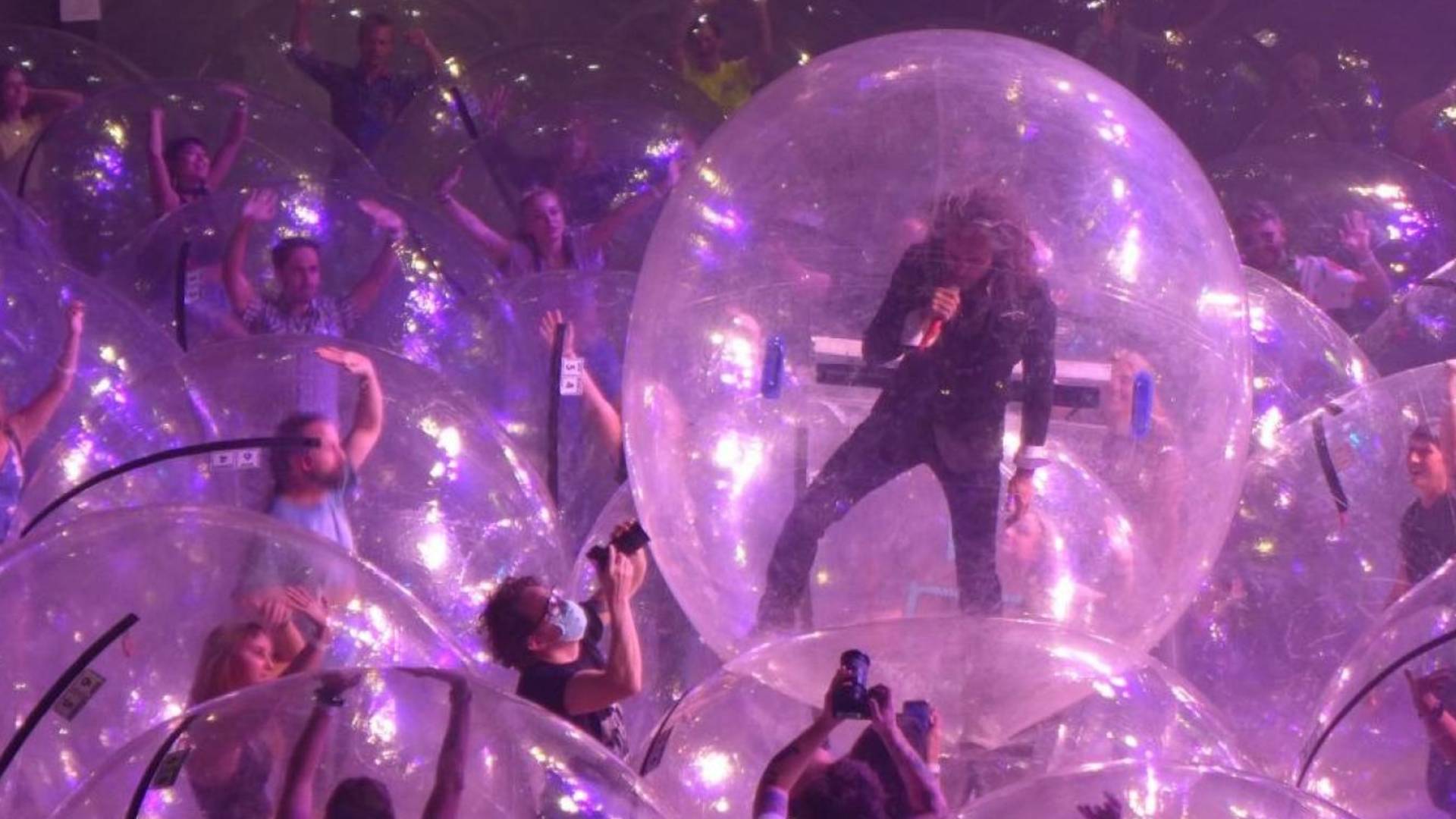 Pandemiye özel konser_ Hem seyirciler hem de grup baloncukların içine girdi