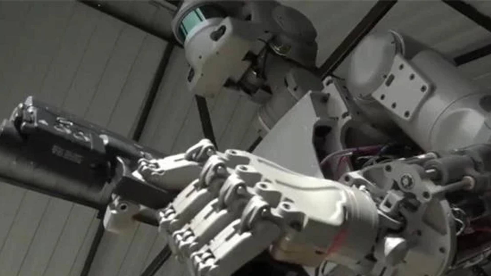 Rus uzay robotu Fedor, sarhoşlukla suçladığı kozmonotlara hakaret etti