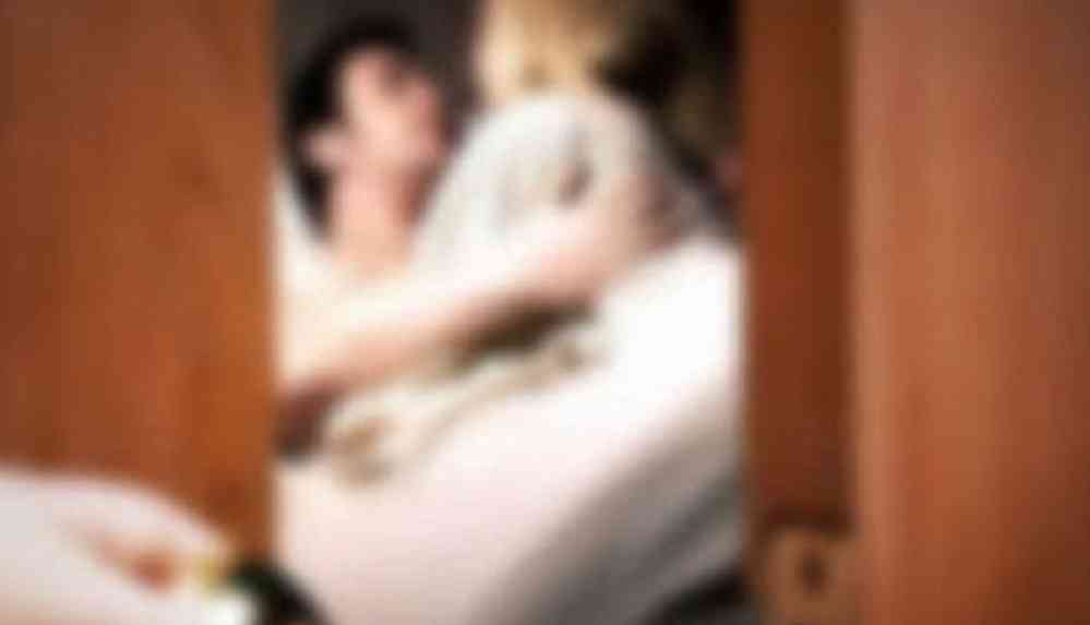 23 yaşındaki kadın, kocasını annesiyle yatakta bastı!