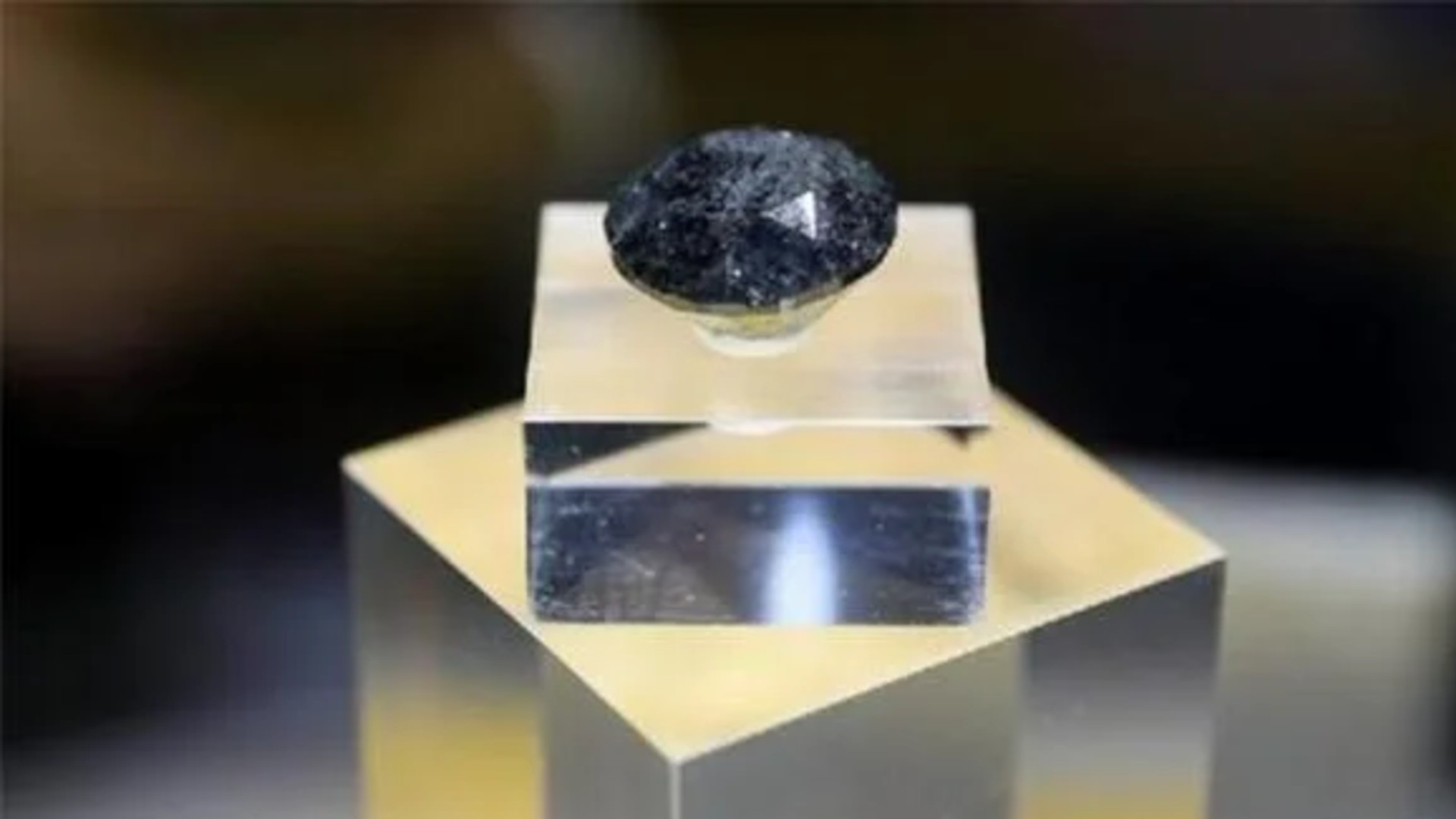 88 karatlık kara elmas görücüye çıktı! Paha biçilemiyor