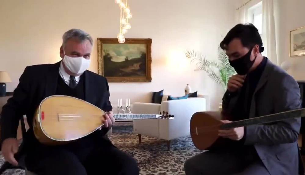 Alman Büyükelçi Schulz bağlamayı eline aldı