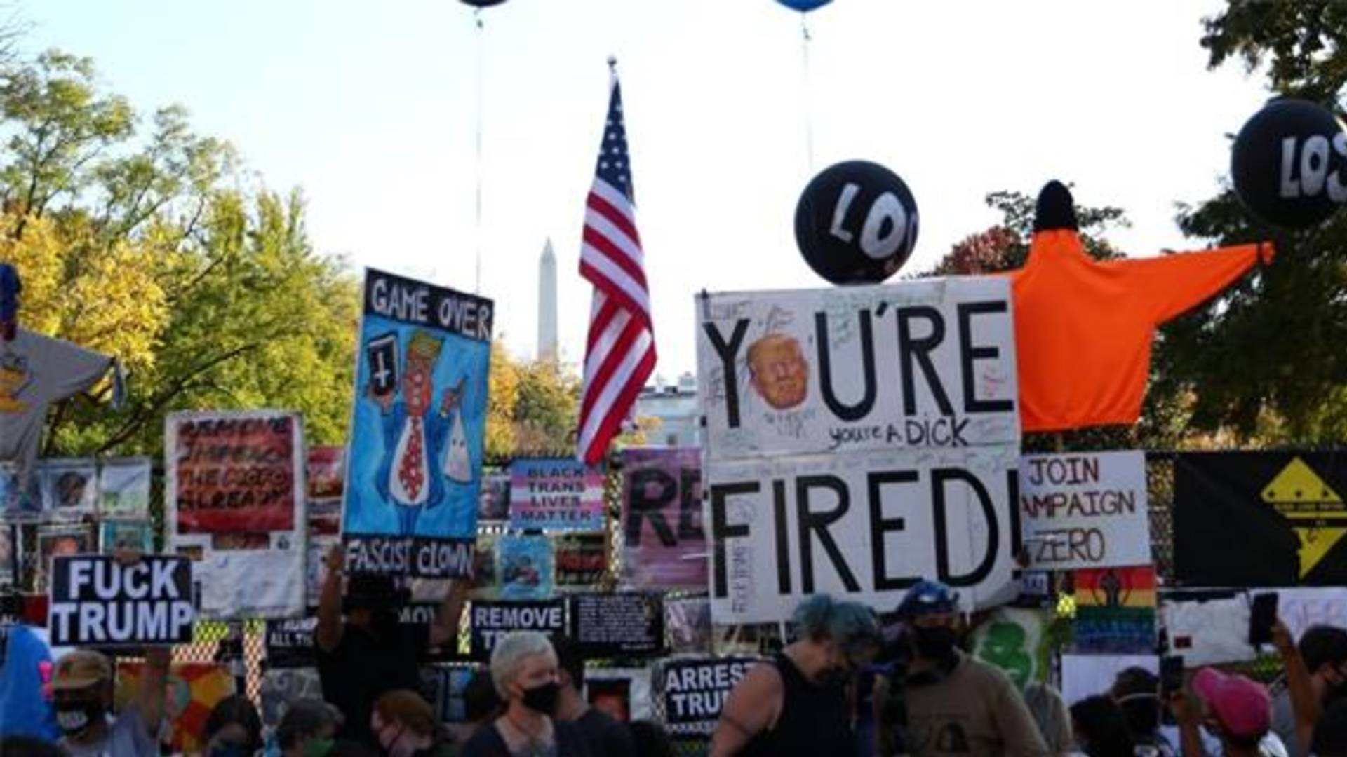 Beyaz Saray'ın önünde 'Kovuldun' pankartlı kutlama_ Bahçeye tuvalet kağıdı attılar