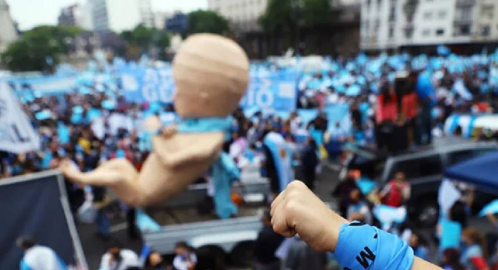 Bu kez kürtaj karşıtları sokağa indi!