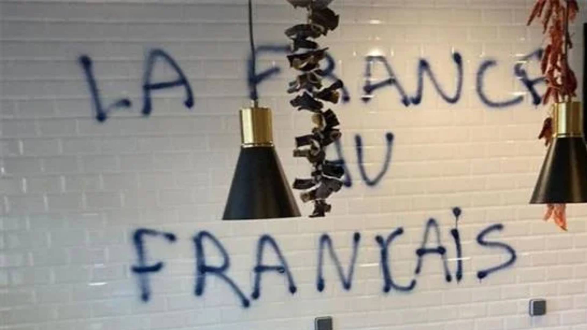 Fransa'da Türk dükkanına saldırı_ Dükkana 'Fransa, Fransızlarındır' yazıldı