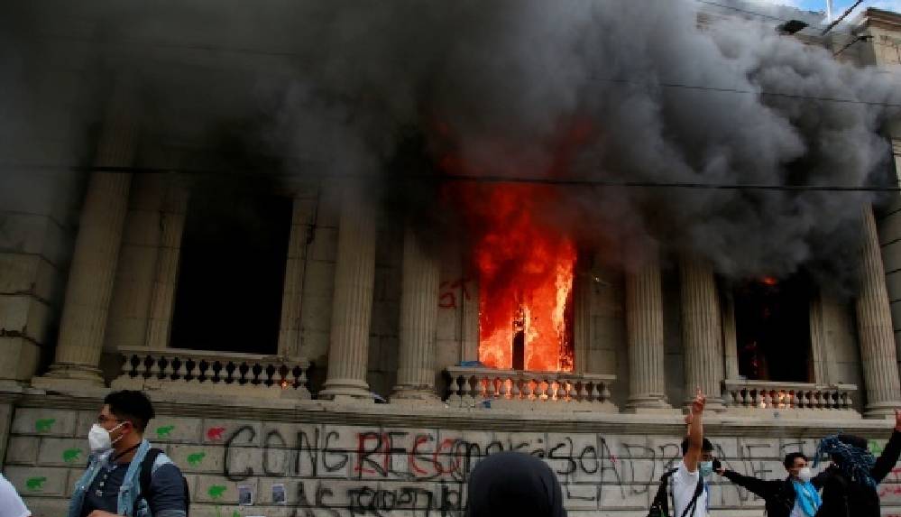 Guatemala’da göstericiler Kongre binasını basıp ateşe verdi (1)