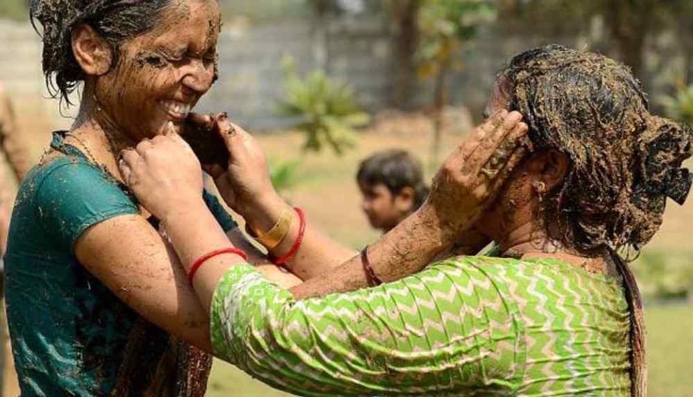 Gübre Festivali'nde 'inek dışkıları' havada uçuştu! Birbirlerine fırlattılar