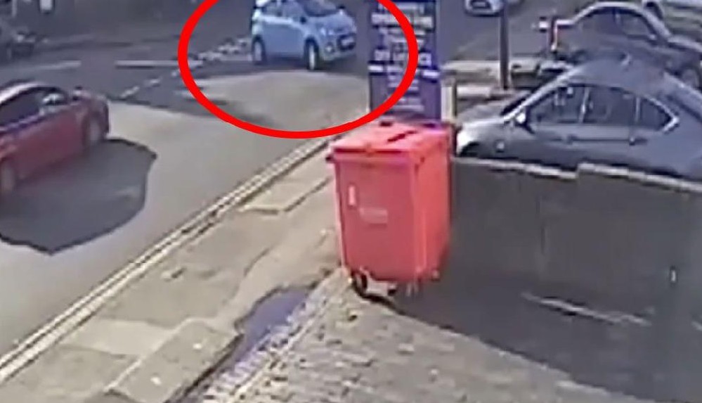 İngiliz sürücü, bir dakika içerisinde 6 kez kaza yaptı