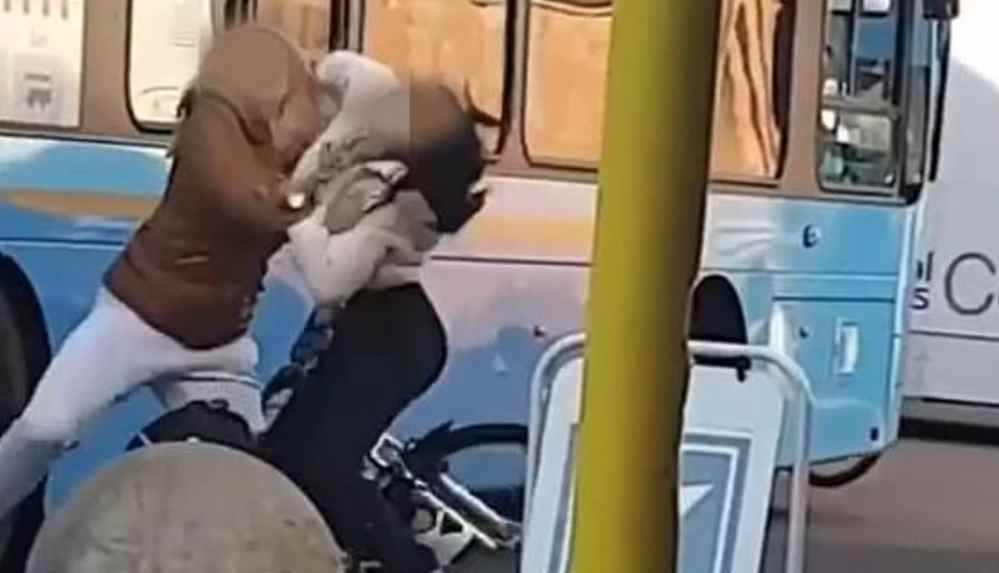 İngiltere’de kadınların söz tartışması yerini yumruklu kavgaya bıraktı