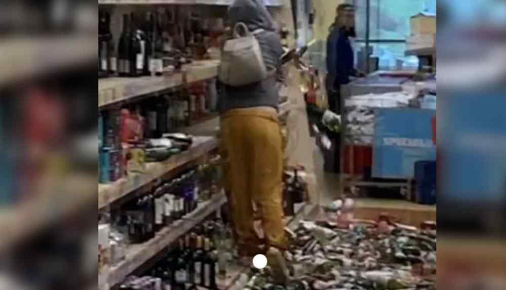 İngiltere’de sinir krizi geçiren müşteri marketi birbirine kattı